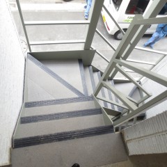 共用階段　ノンスキッドというすべり止めを張っています。
