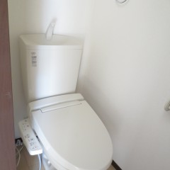トイレ。ウォシュレットは追加工事にて設置しています。
