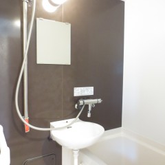 浴室２点ユニット。追加工事でサーモスタットと高級感のあるシャワーヘッドに変更しています。