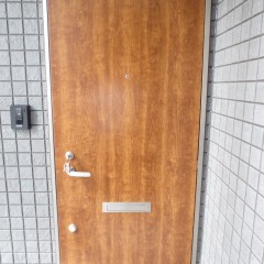 玄関ドア。今回は木目のドアを使用しています。