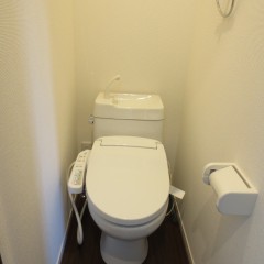 トイレ　温水洗浄便座を追加しています。（別途工事費用がかかります。）