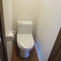 トイレ　タオルリングも標準施工です。温水便座を施工可能なコンセントは標準で施工されます。