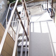 階段：廊下部分には防湿シートを使用し滑りにくくしてあります。