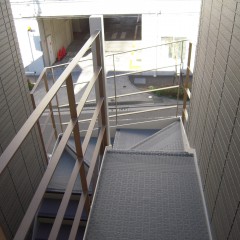 共用階段：滑りにくくデザイン性ある階段です