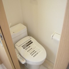 トイレ：タンクが低くローシルエット型節水トイレです。タオルリング標準です