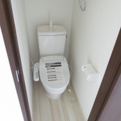 トイレ　温水便座洗浄機を追加しています。（別途工事代金が発生します。）