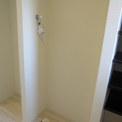 室内洗濯機置場　最新式の洗濯機用蛇口が使用されています。