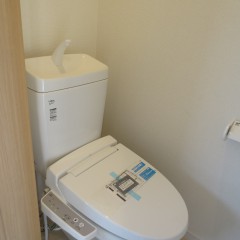トイレ　温水洗浄便座が施工されています。
